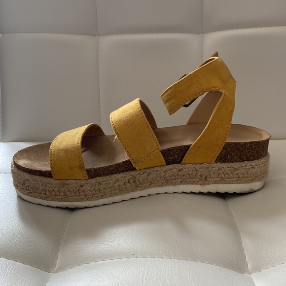Platform yellow sandals for Summer - Picture 2 of 3